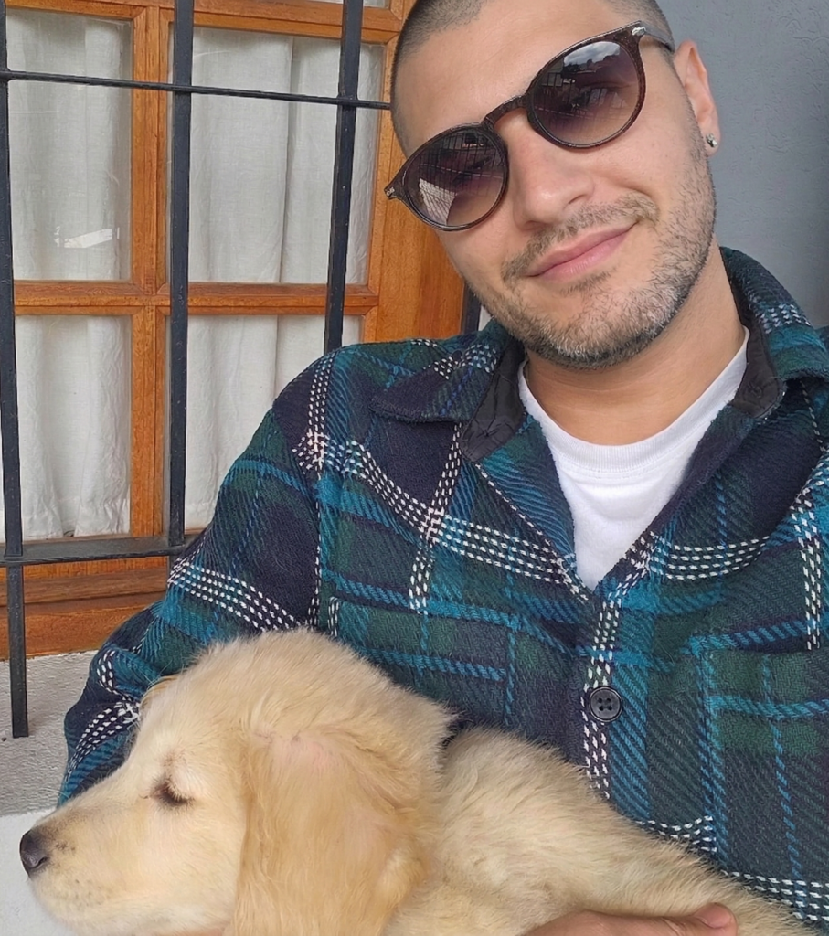 cachorro en los brazos de su amo